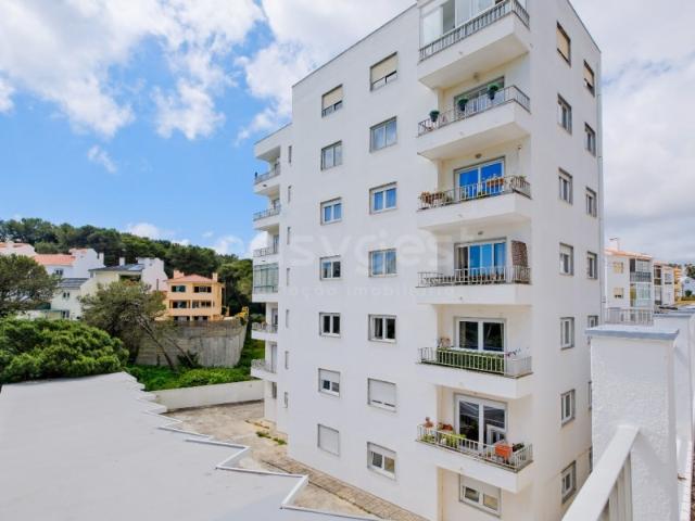 T2 Remodelado com Garagem Box na Pampilheira, Cascais
