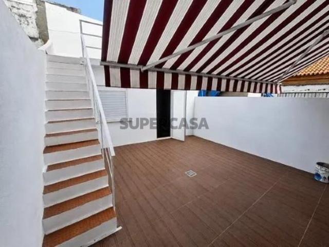 T2 remodelado com logradouro, anexo e arrecadação no Barreiro