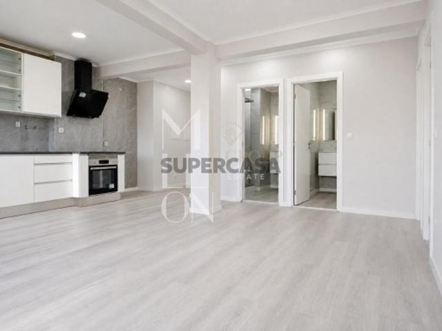 T2 remodelado com open space, 2 WC, marquise e arrecadação de 18 m² em Setúbal