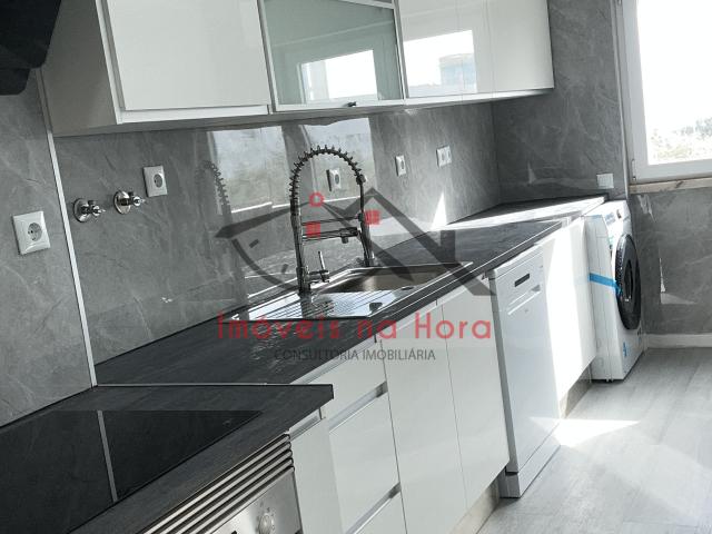 T2 Remodelado com Sala e Cozinha em Open Space e Arrecadação