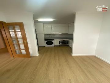 T2 Remodelado com Suite, Lareira e Excelente Localização a 5 min do Comboio