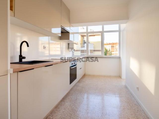 T2 Remodelado de Raiz | A estrear | Varandas em todas as divisões | 450mts estação Mem Martins