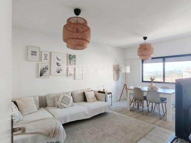 T2 remodelado em Alfornelos, Luminosidade, conforto e pronto a habitar