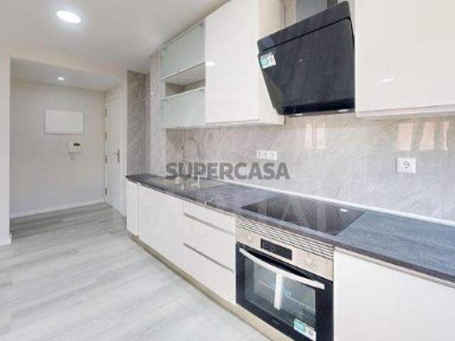 T2 remodelado em Corroios, junto a transportes, pronto a habitar
