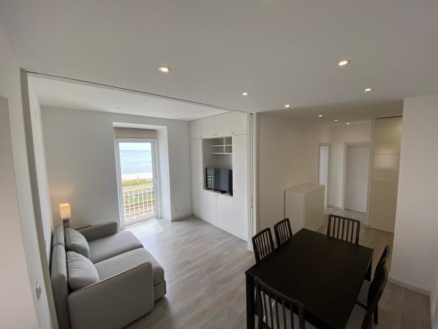 T2 Remodelado em Primeira Linha com Vista Frontal de Rio e Mar no Dafundo