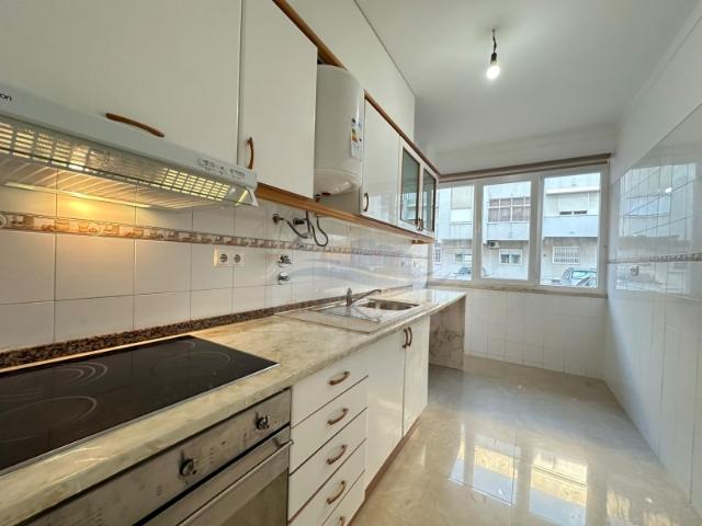 T2 Remodelado junto ao Metro da Falagueira | Closet e Oferta de 1.000 €