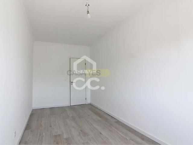 T2 Remodelado para Arrendar no Casal do Marco