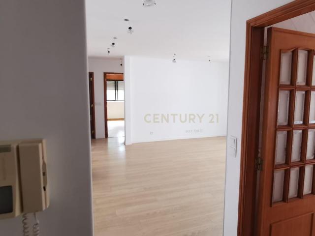 T2 Remodelado | 100 m² | 2 Casas de Banho | Varanda | Agualva Cacém
