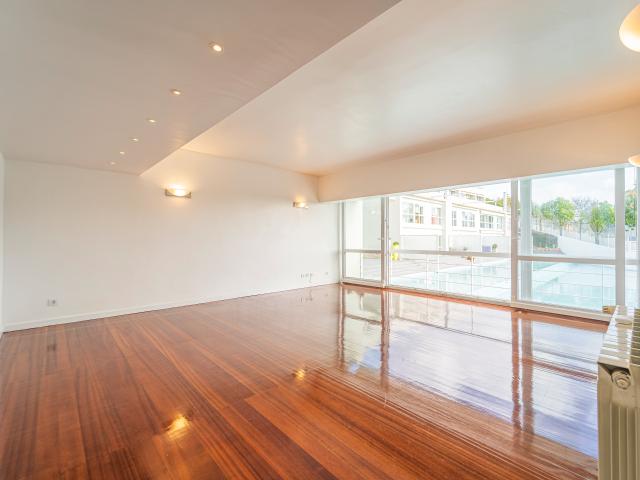 T2 Remodelado 118m2 Equipado no Edifício Foz do Tejo 2 Lugares de Garagem e Arrecadação