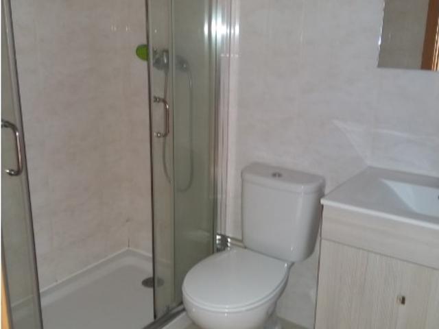 T2 remodelado, 2º andar em prédio em estado de manutenção muito bom. Porta blindada, cozinha será equipada com forno, placa, exaustor, esquentador, combinado, maquina de lavar louça e roupa. WC com poliban. Dois quartos, sala e despensa. Prédio bastante sossegado, localizado na zona central do Lavradio, com uma excelente rede de transportes com rápidas ligações ao terminal fluvial e excelentes acessos à A33 e A2.Limpeza das zonas comuns responsabilidade do condomínio. Documentação necessária: In