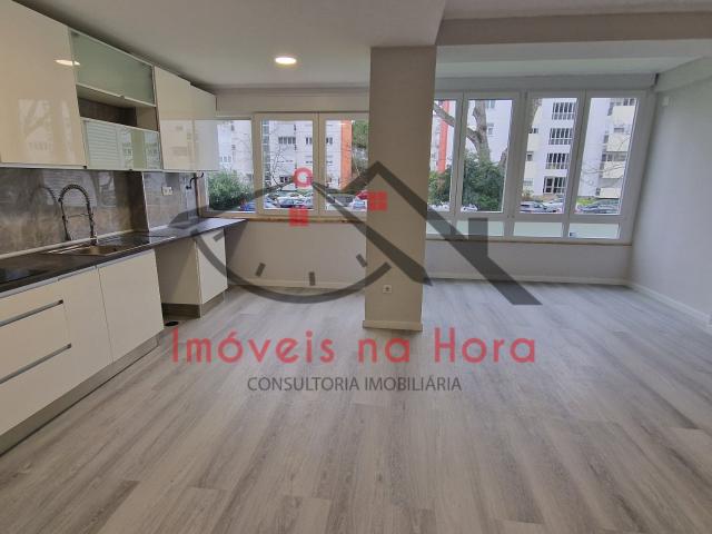 T2 Renovado a Estrear em Oeiras – Edifício com Dois Elevadores