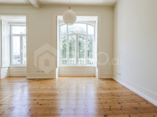 T4 NA DOCUMENTAÇÃO, ATUALMENTE TRANSFORMADO EM T2 COM DUAS SUITES, PRÓXIMO DA AVENIDA DA LIBERDADE, DO MARQUÊS DE POMBAL, DO RATO E DO PRÍNCIPE REAL