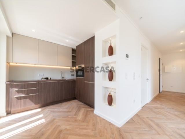 T2 Renovado com 81 m² e 12 m² de Varandas | Piso Alto | Excelente Exposição Solar | Amoreiras, Lisboa