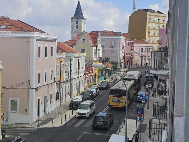 T2 Renovado com Excelente Exposição Solar em Campo de Ourique – Lisboa