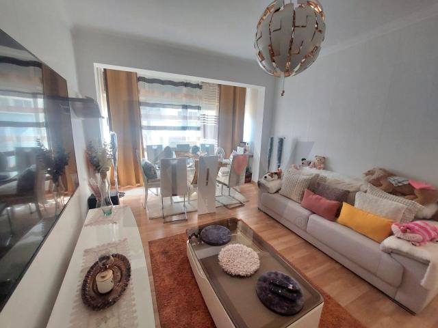 T2 Renovado com Varanda, Sala Ampla e Luz Natural – Pronto a Habitar!