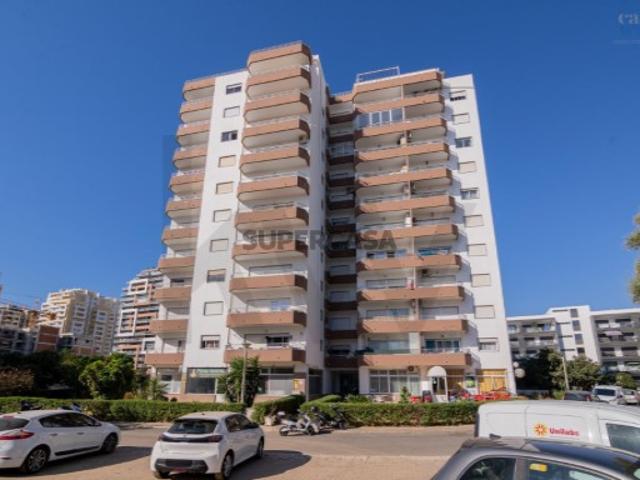 T2 Renovado, com Piscina e Licença de AL, na Segunda Linha da Praia da Rocha