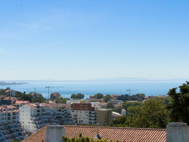 T2 renovado com terraço e vistas mar em Cascais