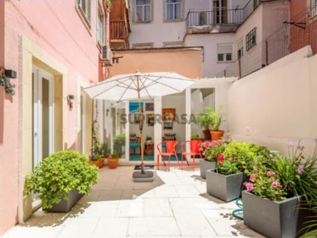 T2 renovado com terraço privado de 50 m² | Rua da Indústria, Alcântara
