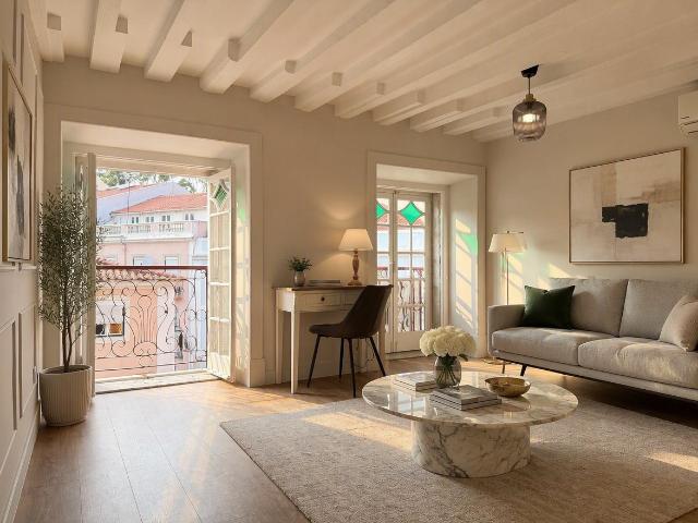 T2 Renovado com Varanda e Vista Castelo, Príncipe Real, Lisboa