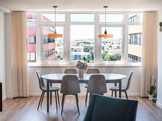 T2 renovado com vista de mar nas Torres das Palmeiras, Oeiras
