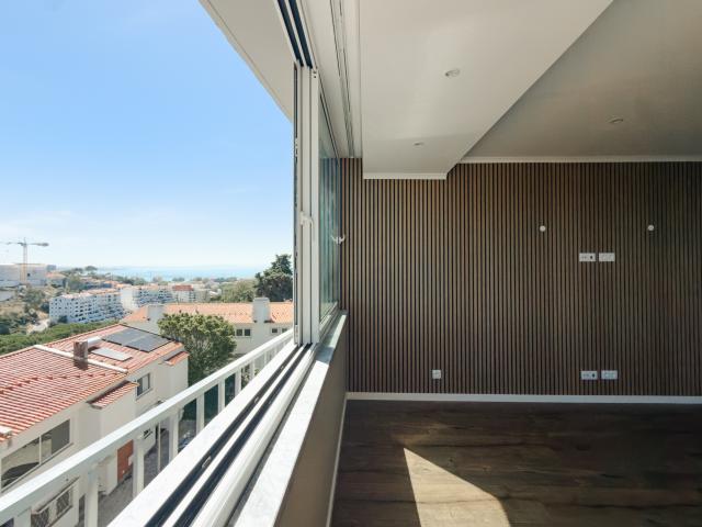 T2 renovado em Cascais, terraço com vistas mar a 5 min da praia