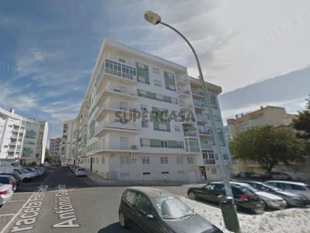 T2 Renovado na Buraca | Modernidade, Conforto e Excelente Localização