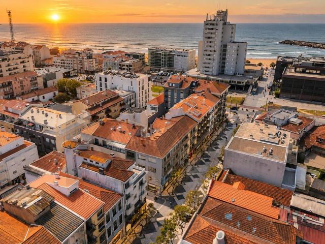 T2 renovado no centro de Espinho, a 100 metros da praia