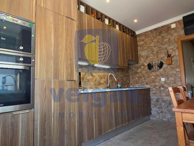 T2 RENOVADO NO CENTRO DE QUELUZ
