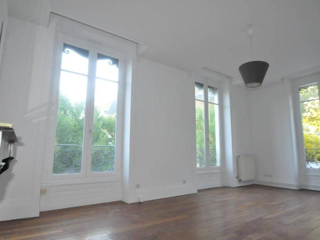 T2 RENOVE DE 58,92 M² DANS OULLINS CENTRE A COTE DE LA MAIRIE ET