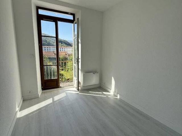 T2 RÉNOVÉ EN CENTRE VILLE DE VIZILLE AVEC VUE DÉGAGÉE ET BALCON