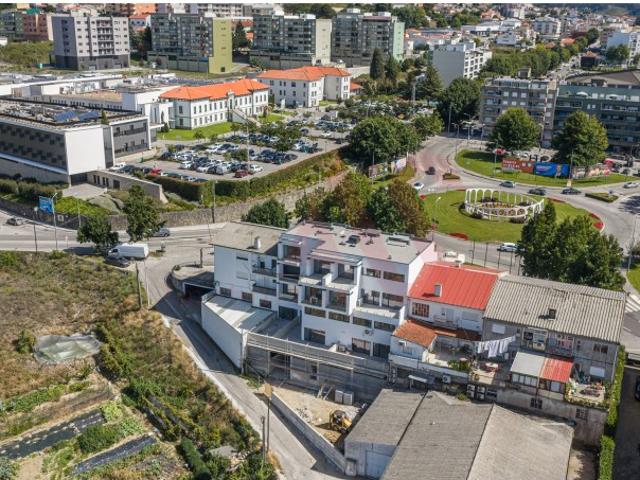 T2 RECUADO NO ÚLTIMO ANDAR COM TERRAÇO NO CENTRO DE FELGUEIRAS