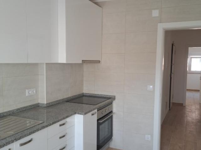 T2 recuperado, cozinha equipada com placa, forno, exaustor e esquentador, gás canalizado, despensa, wc com poliban, dois quartos, sala, cozinha e hall,2º piso. Perto de transportes, comercio e serviços. Documentação necessária: Inquilinos e Fiadores 2 últimos recibos de salário, nota de liquidação de IRS e declaração de IRS 2025. Perante o valor da renda exige se um salário liquido num mínimo de 1400,00€ mensal por pessoa. DISPONIVEL A PARTIR DE JULHO de 2026