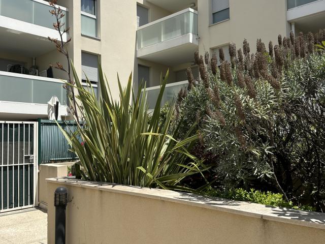 T2 récent avec terrasse, jardin et double stationnement