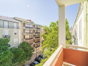 T2 Rua Gonçalves Crespo 77m2 renovado e equipado com varanda