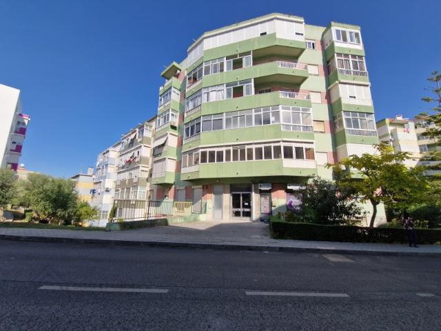 T2 Rua Professor Egas Moniz, Póvoa de Santo Adrião e Olival Basto, Lisboa, Portugal