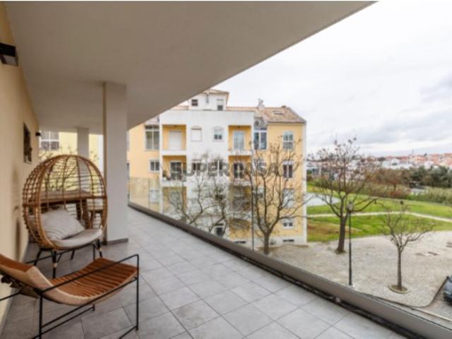 T2 Semi Novo 2023 | Terraço/Varanda em U de 60 m² | Parqueamento + Arrecadação | Elevador | Quinta da Várzea, Sobreda Almada