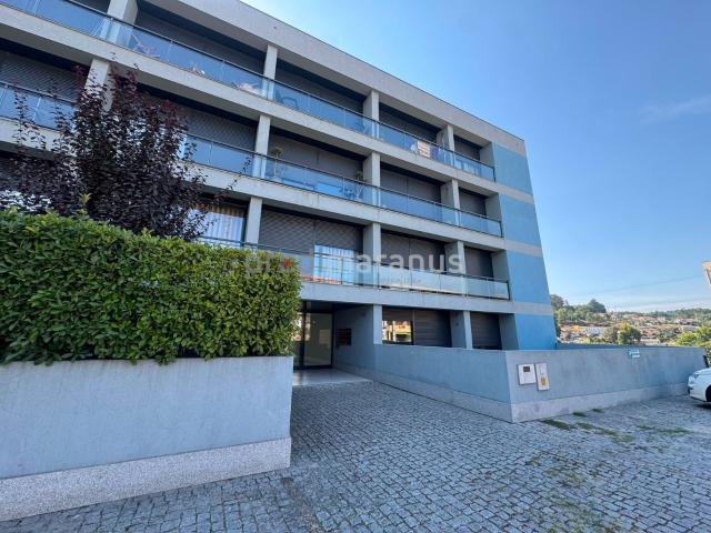 T2 semi novo com jardim, cozinha equipada, ar condicionado Mistubishi, 2 WC 1 suite. Lugar de garagem e arrumos