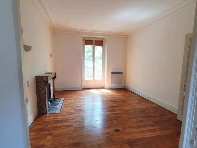 t2 secteur gare 54m²
