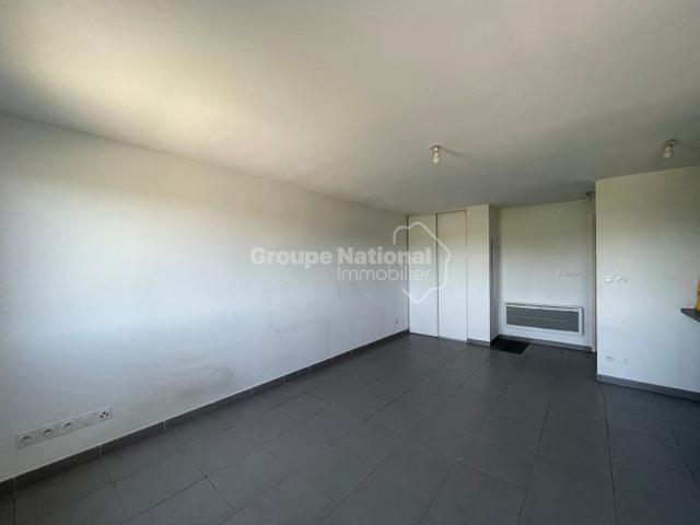 T2 SORGUES AVEC TERRASSE ET PARKING