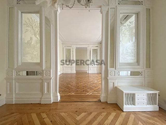 T3+1 com 3 salas e Vista no PRINCIPE REAL / PRAÇA DAS FLORES coração da cidade de Lisboa