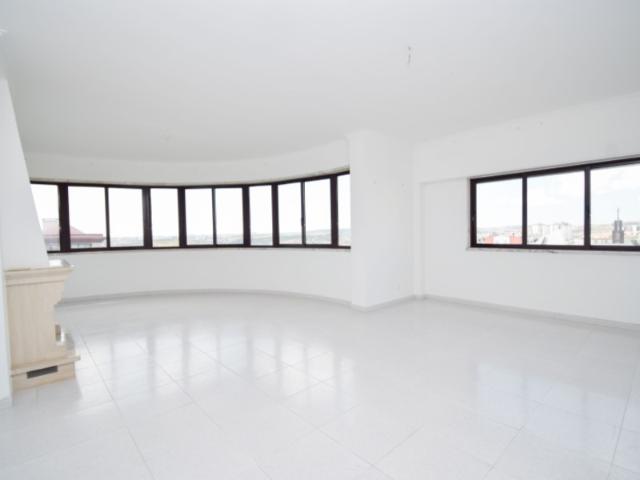 T3+1 Duplex com terraço e garagem. Ramada,Odivelas