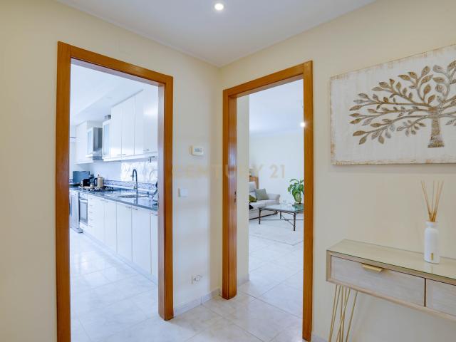 T3+1 na Póvoa de Santa Iria, duplex, com varandas, estacionamento e arrecadação