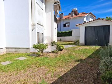 T3+1 Renovated with Private Garden and Garage in Linda a Velha