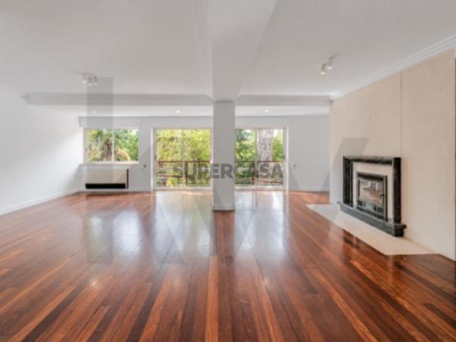 T4+2 com 260 m² | 2 estacionamentos | Laranjeiras, Lisboa