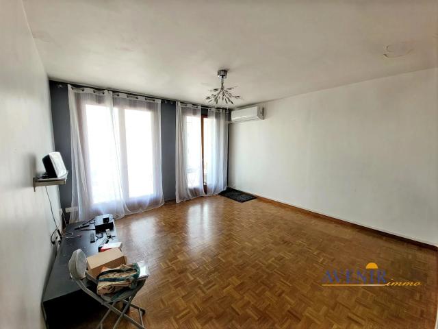 T4 85 m2 avec balcon face hôpital européen