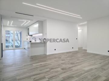 T4 140m2 1º Andar/Garagem/Elevador/4 Varandas | Vista Rio 695.000€