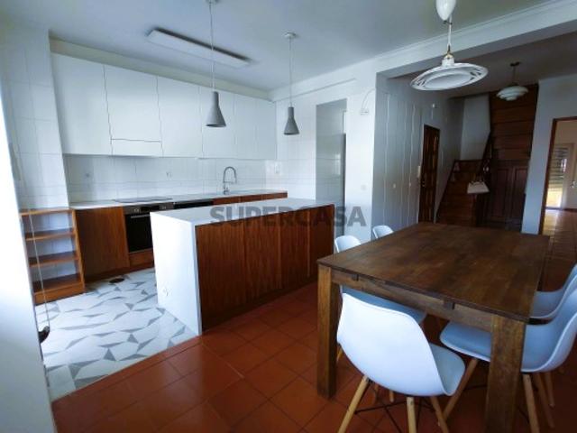 T4 + 1 recuperado com garagem e varandas em Coimbra Vale das Flores