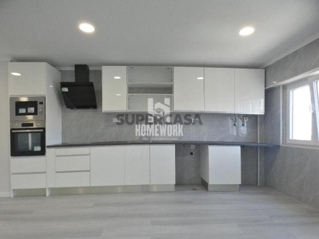 T4 Totalmente Remodelado com Open Space, Varanda e Lareira | Amora, Seixal