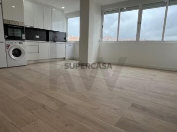 T4 Totalmente Remodelado com Varanda Damaia de Cima