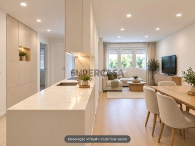 T4 Totalmente Remodelado em Cacilhas | 130 m² | Excelente Luminosidade